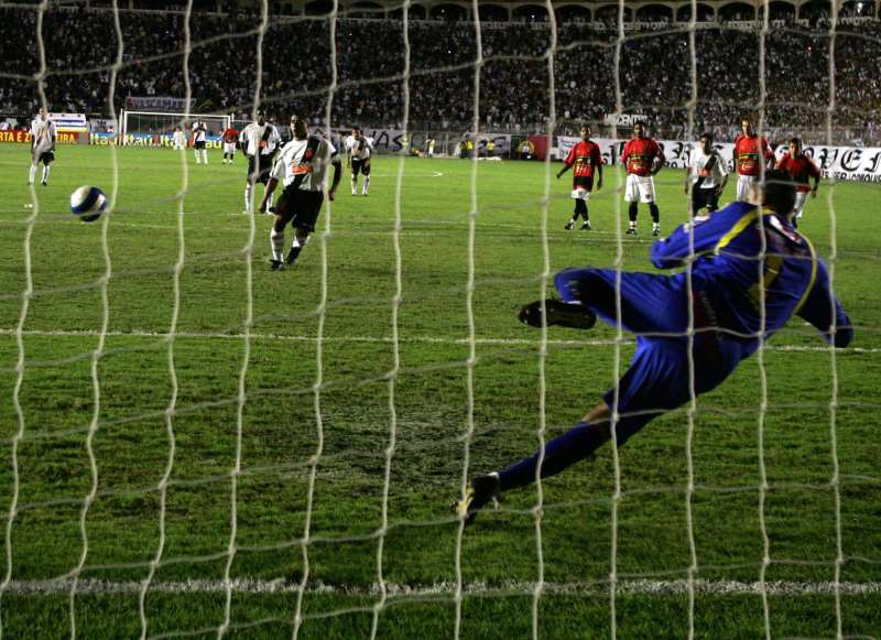 {'nm_midia_inter_thumb1':'https://www.jornaldocomercio.com/_midias/jpg/Imagens/Thumbnail_128x128/F_0000032701.JPG', 'id_midia_tipo':'2', 'id_tetag_galer':'', 'id_midia':'F_0000032701.JPG', 'cd_midia':5032701, 'ds_midia_link': 'https://www.jornaldocomercio.com/_midias/jpg/Imagens/F_0000032701.JPG', 'ds_midia': 'RJ - VASCO/SPORT/ROM&Aacute;RIO/MIL&Eacute;SIMO GOL - ESPORTES - O ATACANTE ROM&Aacute;RIO (E), DO VASCO (RJ), CHUTA PARA MARCAR O MIL&Eacute;SIMO GOL DE SUA CARREIRA EM PARTIDA CONTRA O SPORT (PE), V&Aacute;LIDA PELA SEGUNDA RODADA DO CAMPEONATO BRASILEIRO DE 2007, REALIZADA NO EST&Aacute;DIO DE S&Atilde;O JANU&Aacute;RIO, EM S&Atilde;O CRIST&Oacute;V&Atilde;O, NA ZONA NORTE DO RIO DE JANEIRO, NESTE DOMINGO.  20/05/2007 - FOTO: TASSO GOLELO/AG&Ecirc;NCIA ESTADO/AE', 'ds_midia_credi': 'TASSO GOLELO/AG&Ecirc;NCIA ESTADO/JC', 'ds_midia_titlo': 'RJ - VASCO/SPORT/ROM&Aacute;RIO/MIL&Eacute;SIMO GOL - ESPORTES - O ATACANTE ROM&Aacute;RIO (E), DO VASCO (RJ), CHUTA PARA MARCAR O MIL&Eacute;SIMO GOL DE SUA CARREIRA EM PARTIDA CONTRA O SPORT (PE), V&Aacute;LIDA PELA SEGUNDA RODADA DO CAMPEONATO BRASILEIRO DE 2007, REALIZADA NO EST&Aacute;DIO DE S&Atilde;O JANU&Aacute;RIO, EM S&Atilde;O CRIST&Oacute;V&Atilde;O, NA ZONA NORTE DO RIO DE JANEIRO, NESTE DOMINGO.  20/05/2007 - FOTO: TASSO GOLELO/AG&Ecirc;NCIA ESTADO/AE', 'cd_tetag': '1', 'cd_midia_w': '800', 'cd_midia_h': '581', 'align': 'Left'}