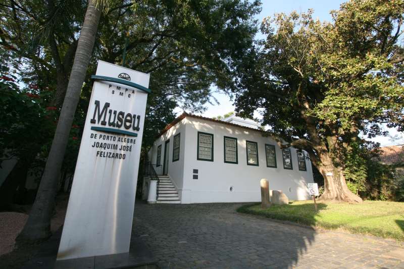 {'nm_midia_inter_thumb1':'https://www.jornaldocomercio.com/_midias/jpg/Imagens/Thumbnail_128x128/F_0000038921.JPG', 'id_midia_tipo':'2', 'id_tetag_galer':'', 'id_midia':'F_0000038921.JPG', 'cd_midia':5038921, 'ds_midia_link': 'https://www.jornaldocomercio.com/_midias/jpg/Imagens/F_0000038921.JPG', 'ds_midia': 'FACHADA DO MUSEU JOAQUIM JOSÉ FELIZARDO NA RUA JOÃO ALFREDO, 582', 'ds_midia_credi': 'JOÃO MATTOS/JC', 'ds_midia_titlo': 'FACHADA DO MUSEU JOAQUIM JOSÉ FELIZARDO NA RUA JOÃO ALFREDO, 582', 'cd_tetag': '1', 'cd_midia_w': '', 'cd_midia_h': '', 'align': 'Left'}