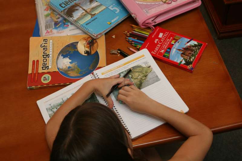 O material deve chegar às escolas no começo do ano letivo de 2018