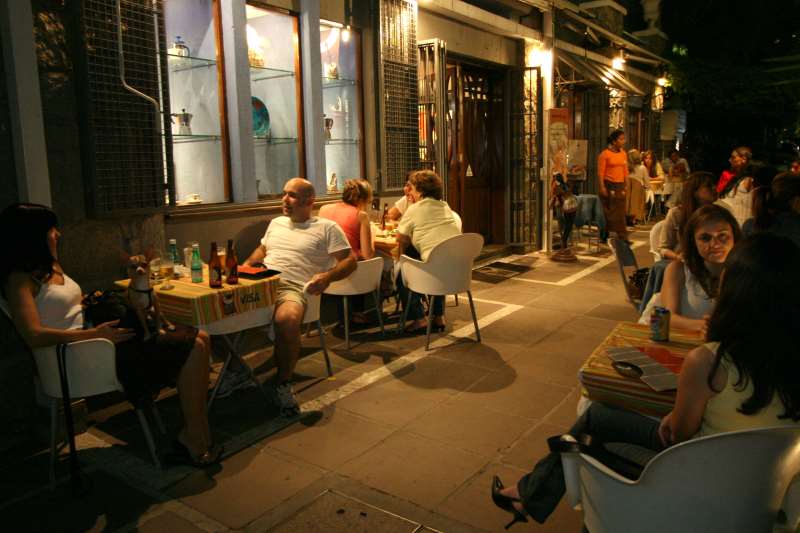 Calçada do estabelecimento, na Padre Chagas, era disputada para happy hour e jantares