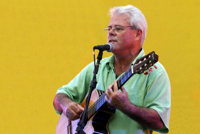 Antes de voltar à Capital na virada do século, músico viveu na Praia do Rosa 