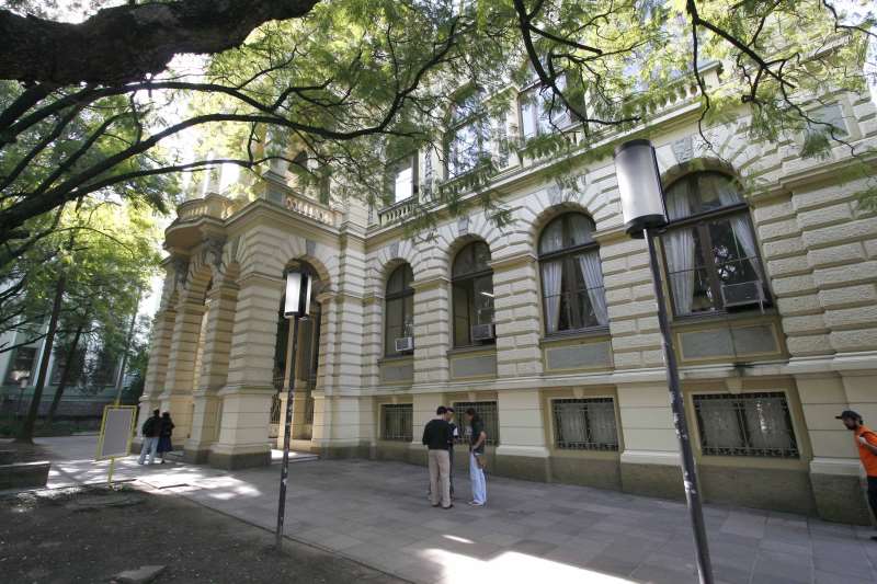 {'nm_midia_inter_thumb1':'https://www.jornaldocomercio.com/_midias/jpg/Imagens/Thumbnail_128x128/F_0000062460.JPG', 'id_midia_tipo':'2', 'id_tetag_galer':'', 'id_midia':'F_0000062460.JPG', 'cd_midia':5062460, 'ds_midia_link': 'https://www.jornaldocomercio.com/_midias/jpg/Imagens/F_0000062460.JPG', 'ds_midia': 'FACHADA DO PRÉDIO DA FACULDADE DE DIREITO DA UFRGS, NA AVENIDA JOÃO PESSOA NUMERO 80. PRÉDIO 11108.', 'ds_midia_credi': 'MARCO QUINTANA/JC', 'ds_midia_titlo': 'FACHADA DO PRÉDIO DA FACULDADE DE DIREITO DA UFRGS, NA AVENIDA JOÃO PESSOA NUMERO 80. PRÉDIO 11108.', 'cd_tetag': '1', 'cd_midia_w': '800', 'cd_midia_h': '533', 'align': 'Left'}