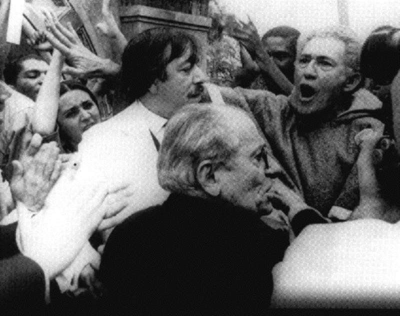 Lewgoy no centro, de branco, como o emergente político de Terra em transe, de Glauber Rocha