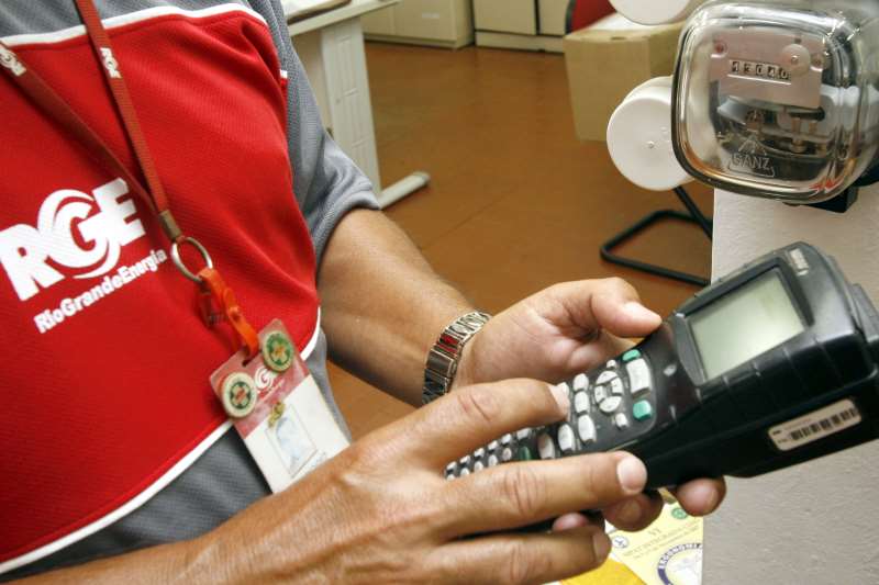 Contato é feito por suposto funcionário, que cobra dívidas dos consumidores