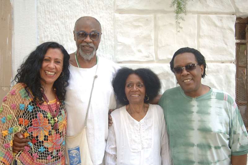 Heloisa Peres, diretora do espetáculo Arte negra do Sul, com os 
artistas participantes Giba Giba, Zilah Machado e Gelson Oliveira