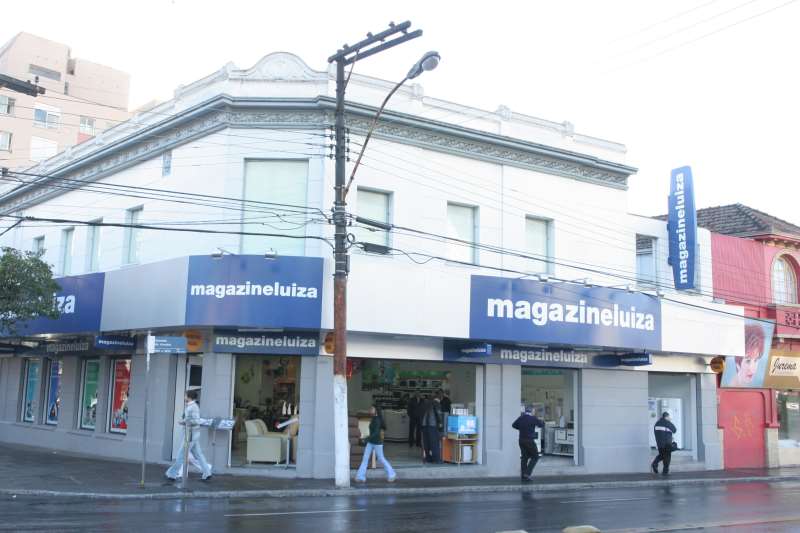 Queda de 3,9% nas vendas online leva Magalu a reforçar atendimento físico