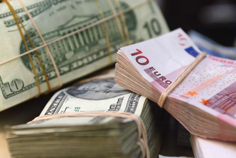 No fim da tarde em Nova York, o euro subia a US$ 1,1643, a libra recuava a US$ 1,3759 e o dólar cedia a 113,44 ienes