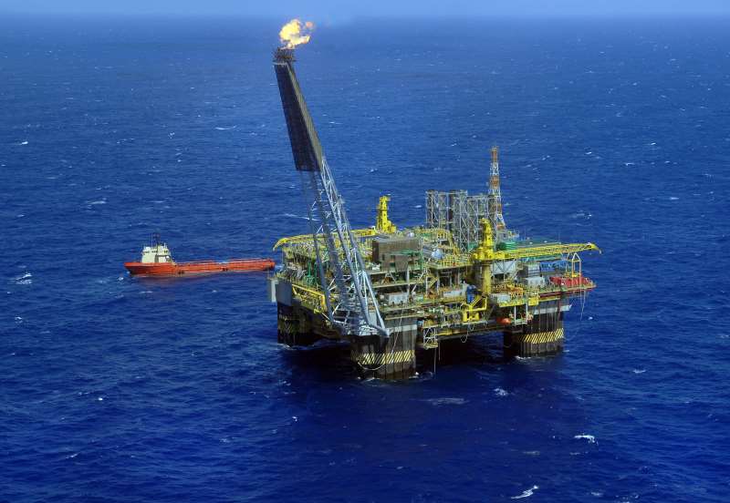 A produção diária da plataforma é de aproximadamente 8,5 mil barris de petróleo por dia