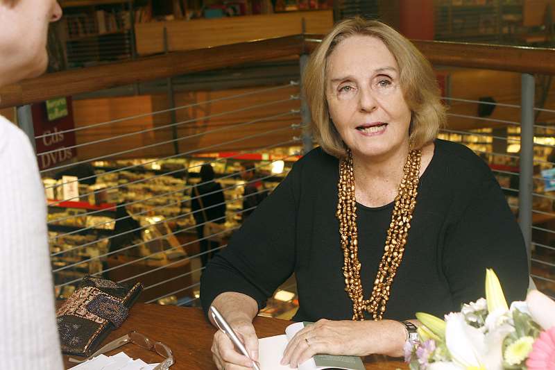 Autora dando autógrafos no lançamento de O silêncio dos amantes em 2008 na Livraria Cultura