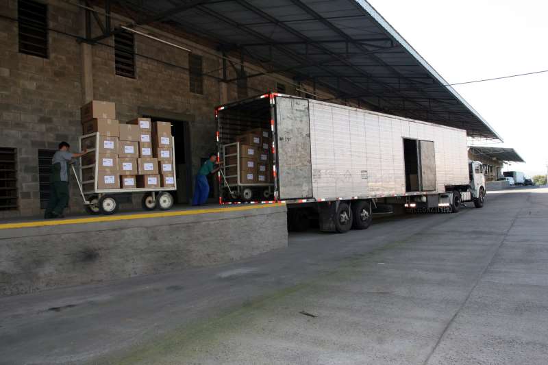 LOGÍSTICA DA AZALÉIA , CARREGAMENTO  DE PRODUTOS EM CAMINHÕES PARA O TRANSPORTE DAS MERCADORIAS