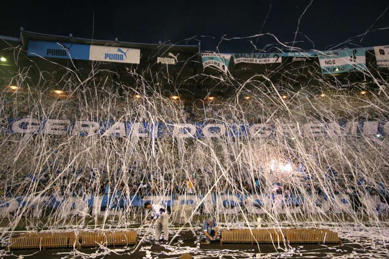 Torcida Tricolor celebrando a entrada do time em campo no Grenal 370, em 2015, no Estádio Olímpico