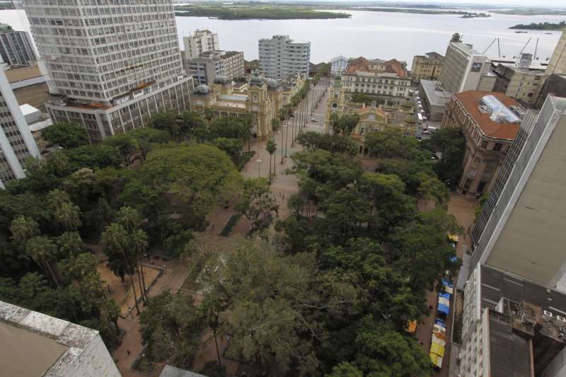 Praça da Alfândega, no Centro da Capital, está entre as que poderão ser adotadas pela iniciativa privada