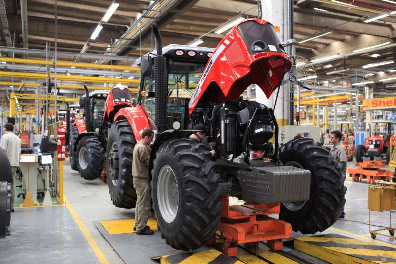 CADERNO DIA DA INDÚSTRIA 2014 - MATÉRIA MÁQUINAS AGRÍCOLAS - LINHA DE MONTAGEM DE TRATORES MASSEY FERGUSON NA FÁBRICA DE CANOAS - CRÉDITO DIVULGAÇÃO MASSEY FERGUSON