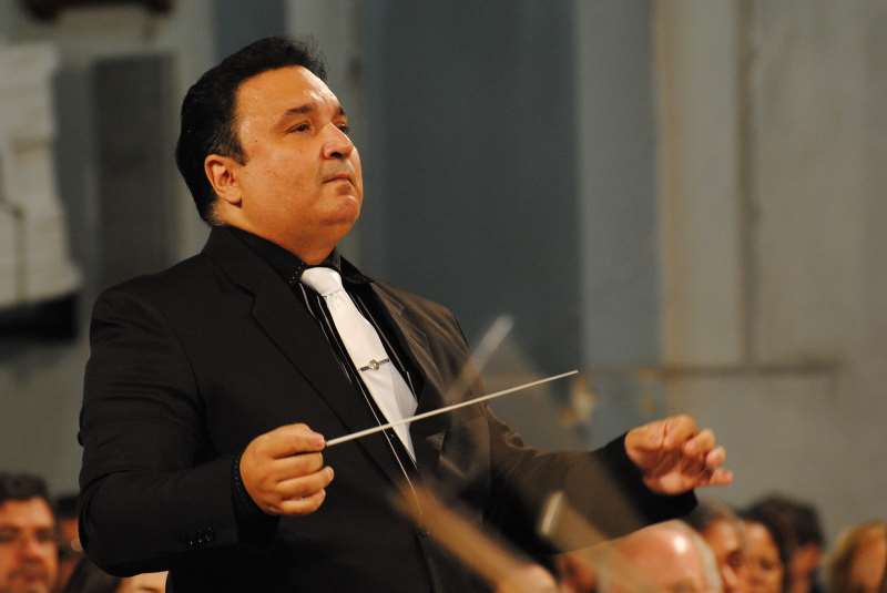 Arthur Barbosa rege espetáculo, que inclui temas de produções como Game of thrones e Star trek