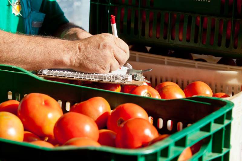 Um dos maiores impactos do real foi na relação dos brasileiros com gastos e consumo
