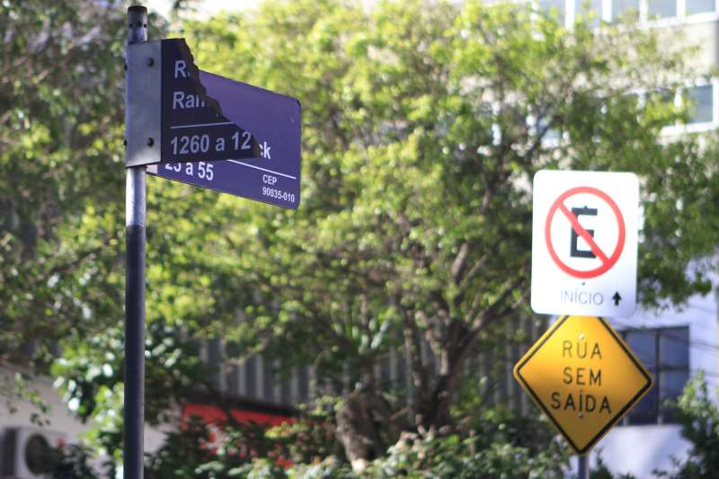 PLACA COM O NOME DA RUA FOI QUEBRADA POR V�NDALOS NA ESQUINA COM A RUA RAMIRO BARCELOS.