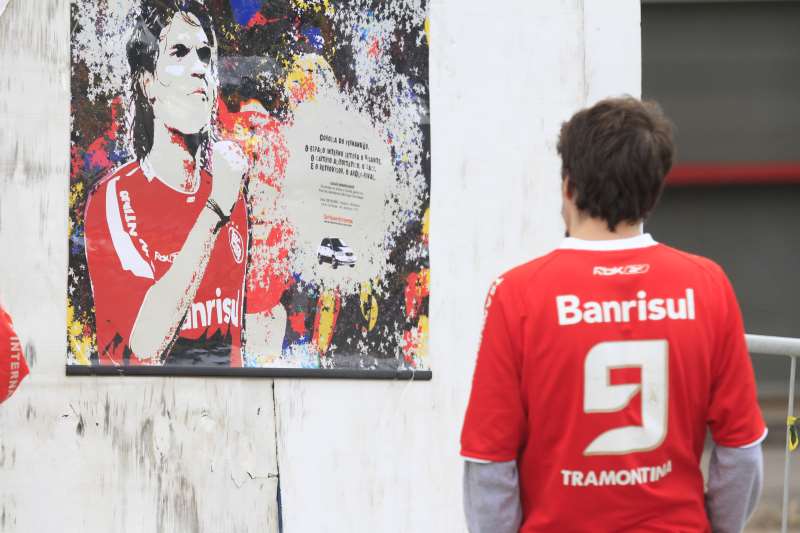 Torcedor colorado precisa conviver com a partida precoce do seu Eterno Capitão