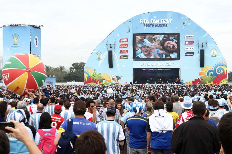 {'nm_midia_inter_thumb1':'https://www.jornaldocomercio.com/_midias/jpg/Imagens6/Thumbnail_128x128/F_0000917930.JPG', 'id_midia_tipo':'2', 'id_tetag_galer':'', 'id_midia':'F_0000917930.JPG', 'cd_midia':5917930, 'ds_midia_link': 'https://www.jornaldocomercio.com/_midias/jpg/Imagens6/F_0000917930.JPG', 'ds_midia': 'COPA DO MUNDO 2014    MOVIMENTA&Ccedil;&Atilde;O NA FIFA FAN FEST, DURANTE A PARTIDA ENTRE NIG&Eacute;RIA X ARGENTINA, NO ANFITEATRO P&Ocirc;R-DO SOL, EM PORTO ALEGRE. TURISTAS ARGENTINOS ERAM A MAIORIA DE P&Uacute;BLICO NO EVENTO.', 'ds_midia_credi': 'MARIANA FONTOURA/JC', 'ds_midia_titlo': 'COPA DO MUNDO 2014    MOVIMENTA&Ccedil;&Atilde;O NA FIFA FAN FEST, DURANTE A PARTIDA ENTRE NIG&Eacute;RIA X ARGENTINA, NO ANFITEATRO P&Ocirc;R-DO SOL, EM PORTO ALEGRE. TURISTAS ARGENTINOS ERAM A MAIORIA DE P&Uacute;BLICO NO EVENTO.', 'cd_tetag': '1', 'cd_midia_w': '', 'cd_midia_h': '', 'align': 'Left'}