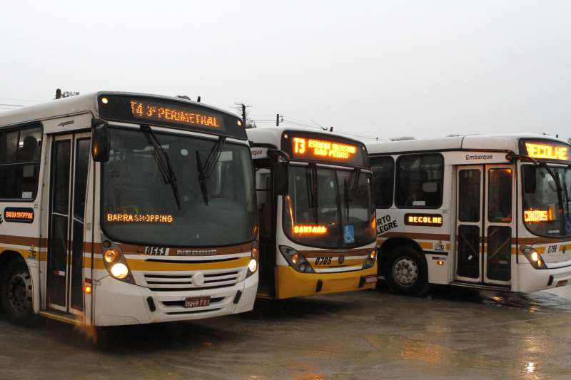 Funcionários também se queixam de falta de veículos e de peças para os ônibus
