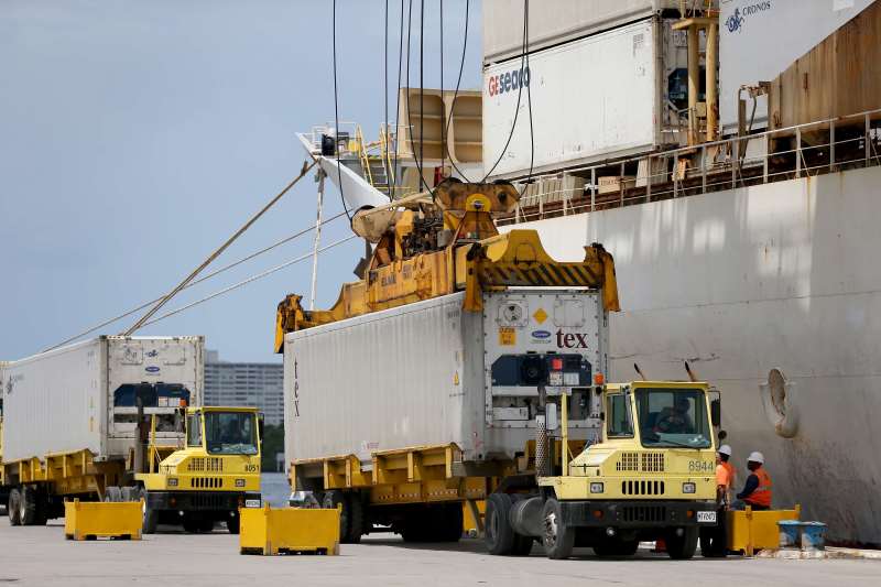 FORT LAUDERDALE, FL - JULY 30: A CONTAINER SHIP IS LOADED WITH SHIPPING CONTAINERS AT PORT EVERGLADES ON JULY 30, 2014 IN FORT LAUDERDALE, FLORIDA. THE GROSS DOMESTIC PRODUCT IN THE 2ND QUARTER OF 2014 ROSE 4 PERCENT WITH EXPORTS HELPING THAT STRONG SHOWING.   JOE RAEDLE/GETTY IMAGES/AFP

== FOR NEWSPAPERS, INTERNET, TELCOS & TELEVISION USE ONLY ==