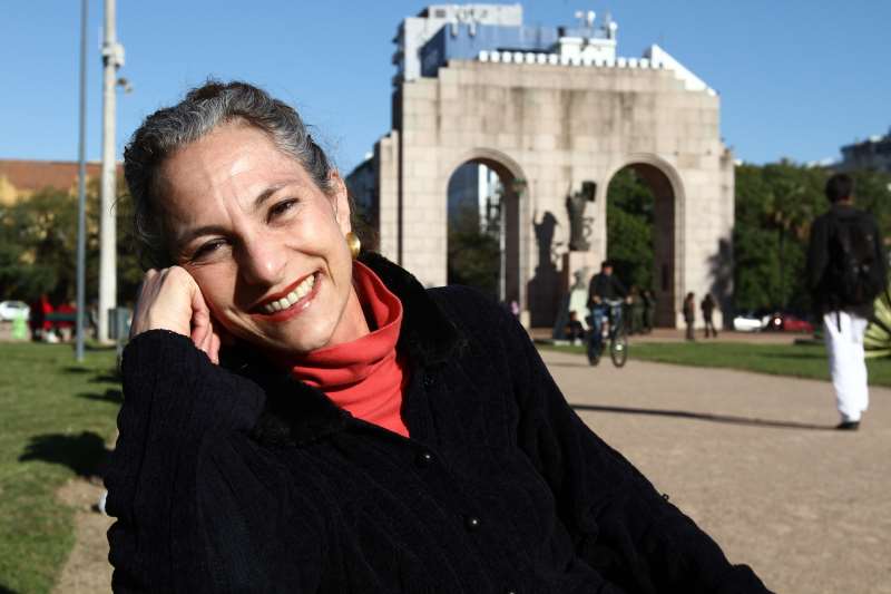 Deborah Finocchiaro encabeça sarau que mistura música e literatura 