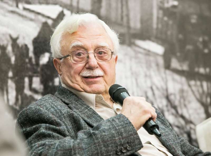 Colombo começou no varejo nos anos de 1950 e continuou "por trás" após sair do comando