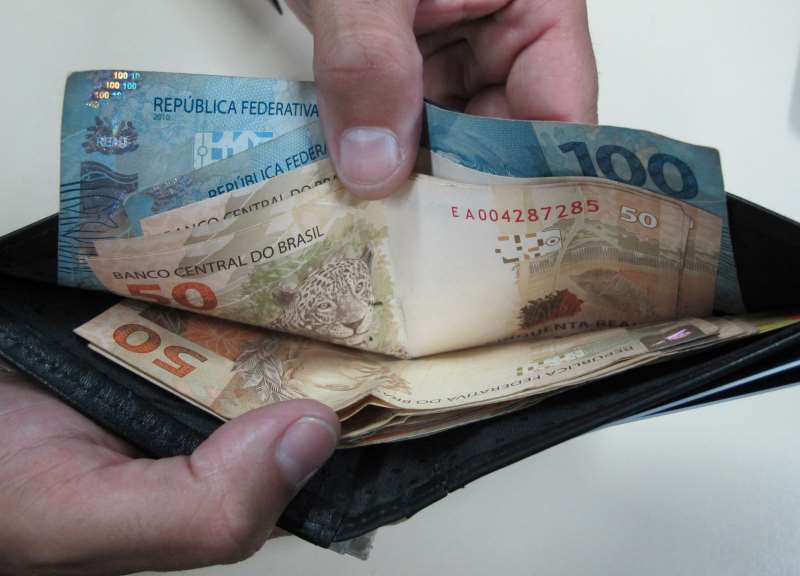 45% dos brasileiros entrevistados disse que pretende juntar dinheiro ou sair do vermelho