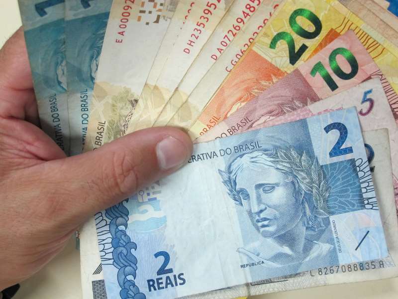 Recebimento da primeira parcela do 13º salário nesta semana pode aliviar situação dos trabalhadores