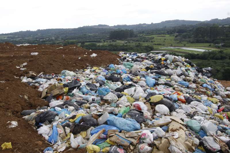 Lix&otilde;es n&atilde;o protegem o solo, geram risco de contamina&ccedil;&atilde;o de len&ccedil;&oacute;is fre&aacute;ticos, atra&ccedil;&atilde;o de vetores causadores de doen&ccedil;as e emiss&atilde;o de gases de efeito estufa