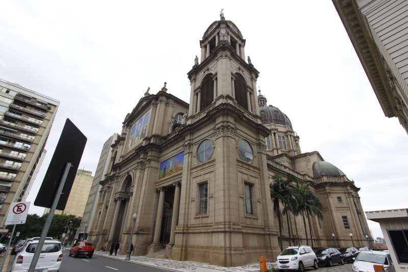 {'nm_midia_inter_thumb1':'https://www.jornaldocomercio.com/_midias/jpg/Imagens6/Thumbnail_128x128/F_0000995302.JPG', 'id_midia_tipo':'2', 'id_tetag_galer':'', 'id_midia':'F_0000995302.JPG', 'cd_midia':5995302, 'ds_midia_link': 'https://www.jornaldocomercio.com/_midias/jpg/Imagens6/F_0000995302.JPG', 'ds_midia': 'CATEDRAL METROPOLITIANA DE PORTO ALEGRE    NA FOTO: FACHADA DA CATEDRAL METROPOLITANA DE PORTO ALEGRE', 'ds_midia_credi': 'ANTONIO PAZ/ARQUIVO/JC', 'ds_midia_titlo': 'CATEDRAL METROPOLITIANA DE PORTO ALEGRE    NA FOTO: FACHADA DA CATEDRAL METROPOLITANA DE PORTO ALEGRE', 'cd_tetag': '1', 'cd_midia_w': '800', 'cd_midia_h': '533', 'align': 'Left'}