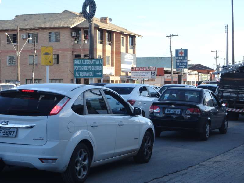Ponte Giuseppe Garibaldi não comporta crescimento do fluxo de carros entre as duas cidades