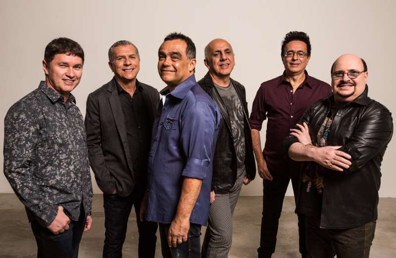 Paulinho (primeiro à direita na foto) havia testado positivo para a Covid-19