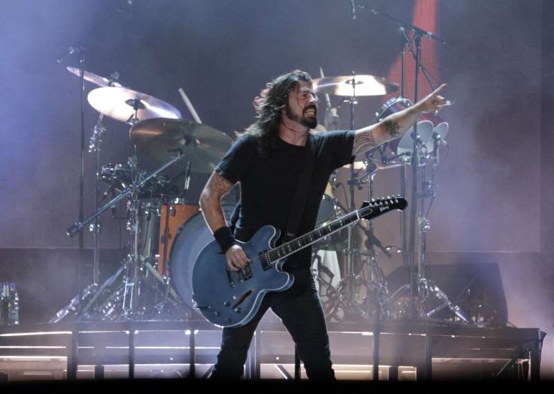 Foo Fighters, de Dave Grohl, se apresenta em show 
que inclui Queens of The Stone Age