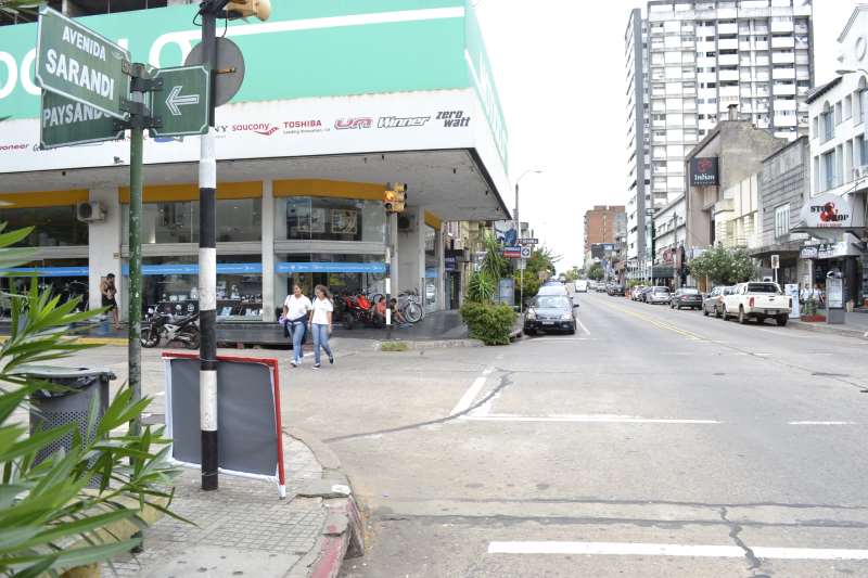 Free shops ficam na principal avenida na fronteira entre Rivera e Santana do Livramento  