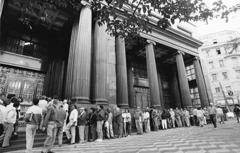 Brasileiros correram aos bancos na tentativa de liberar dinheiro