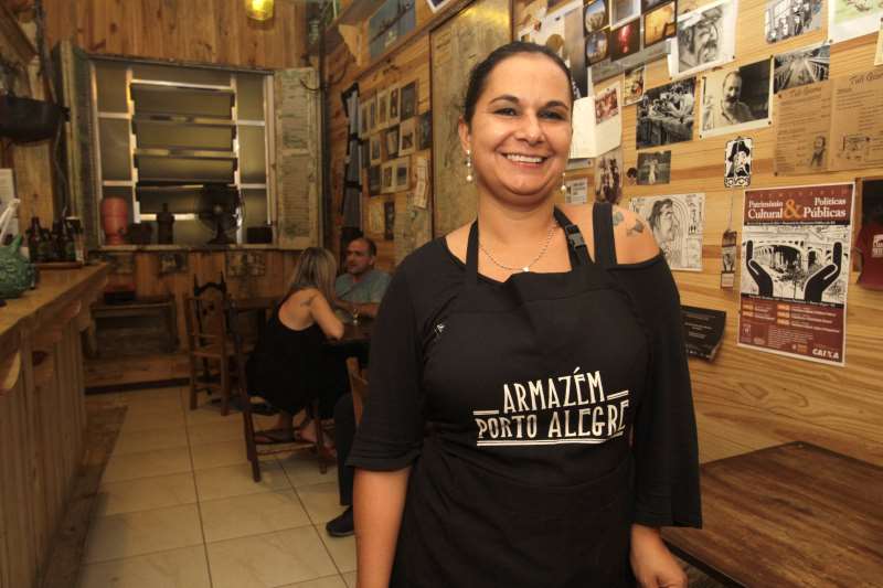 Mauren conta que os clientes gostam de ficar  na rua,  curtindo a vista do viaduto Foto: GILMAR LU&Iacute;S/JC