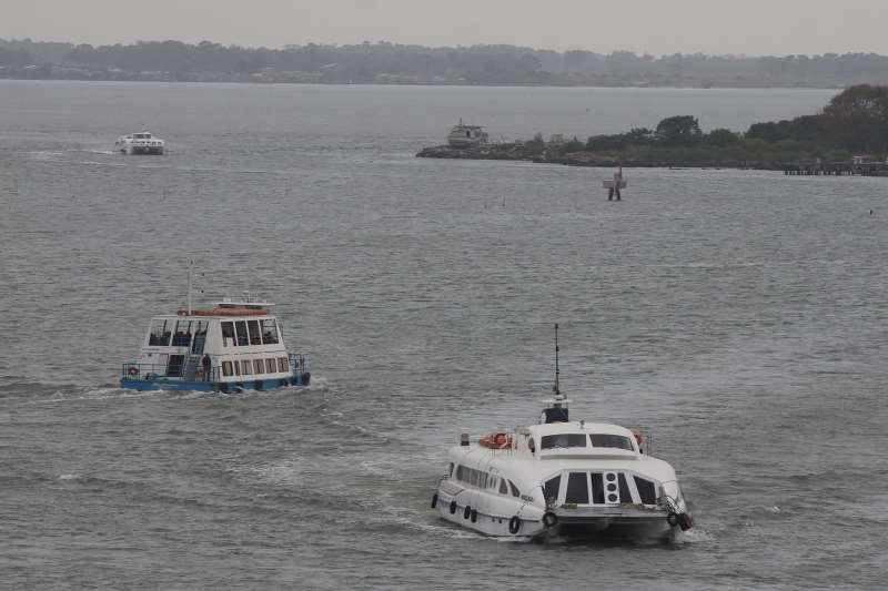 Barco pesqueiro naufragou entre a Praia de Sarita e o Farol de Sarita, em São José do Norte