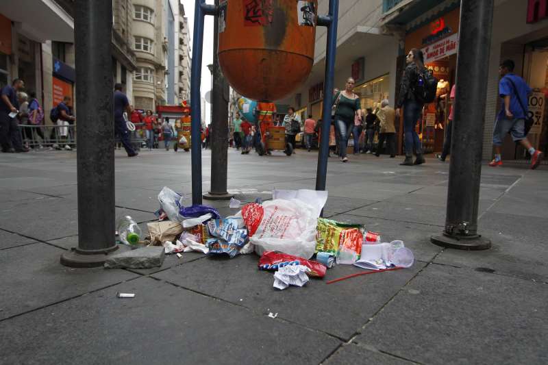 Cerca de 1,2 mil toneladas de lixo são recolhidas por dia em Porto Alegre