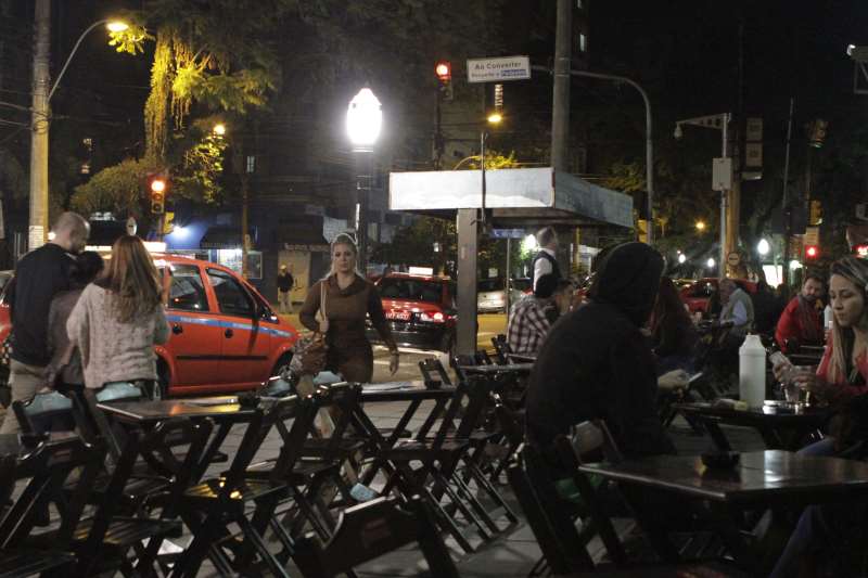 Ruas da Cidade Baixa têm grande movimento e agora restaurantes podem abrir até mais tarde
