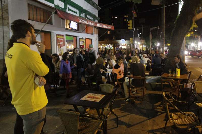 Bares seguem regras estipuladas em 2012 com horários para manter mesas na calçada  