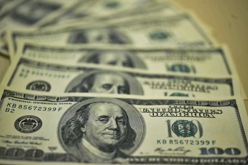 Nesta sexta-feira, no mercado à vista, o dólar caiu 1,11%, para R$ 5,5264