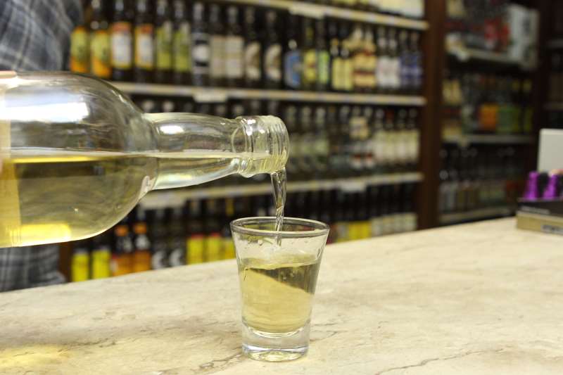 Segundo o Ibrac, o Brasil produz anualmente cerca de 800 milhões de litros de cachaça