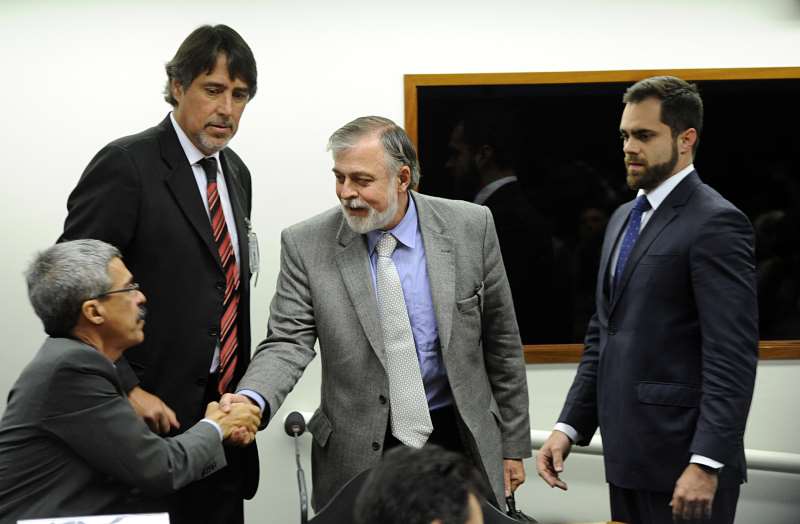 Empresário foi condenado por pagar propina ao ex-diretor da Petrobras Paulo Roberto Costa (cento, na foto)