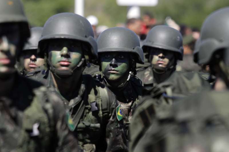 Proposta do governo prevê reestruturação das carreiras militares