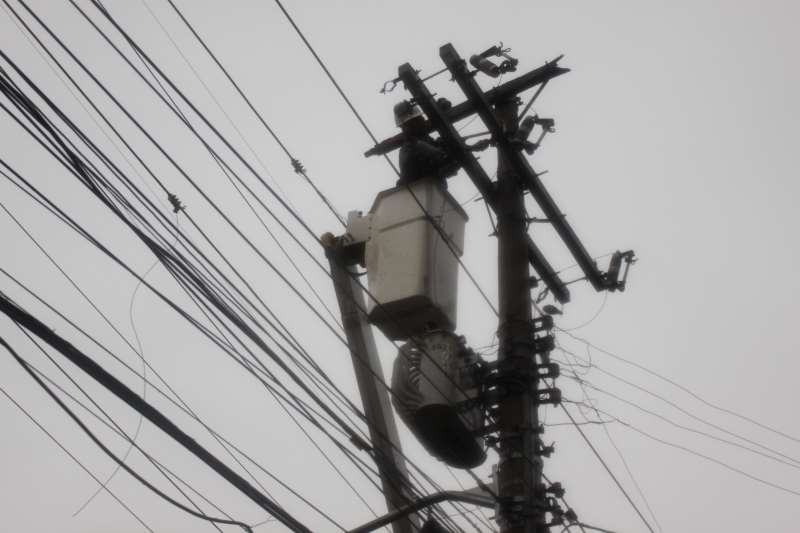 Equipes da CEEE-D e da RGE trabalham para restabelecer o fornecimento de energia
