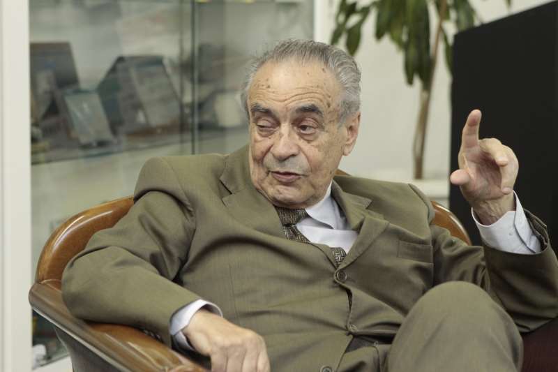 Carlos Bastos (em foto de 2015) envolveu-se na pol&iacute;tica partid&aacute;ria (com o PDT) e futebol&iacute;stica (como conselheiro do Gr&ecirc;mio)