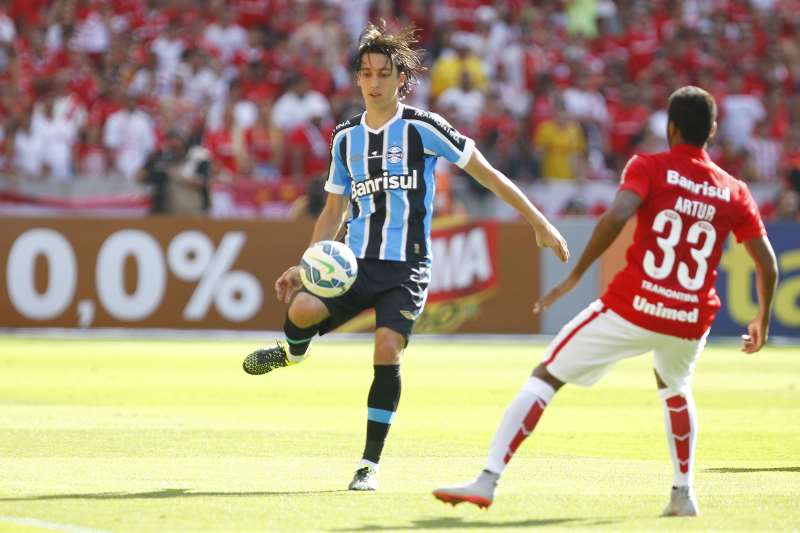 Com um dos maiores salários do grupo atual, Geromel rendeu duas propostas ao Grêmio