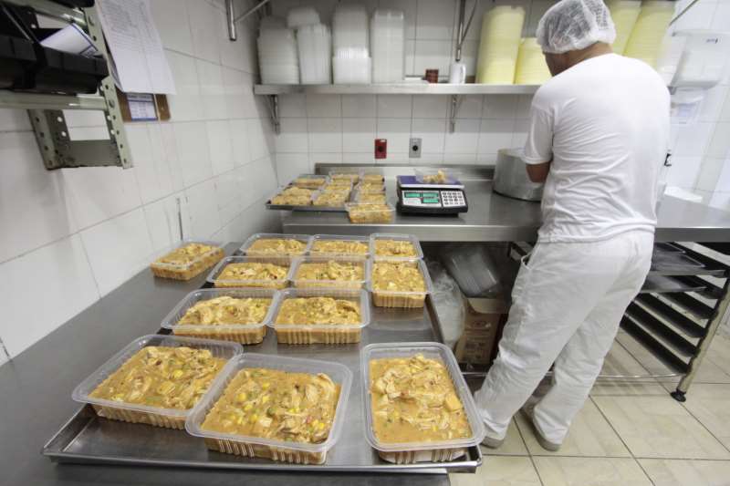 Parceria entre o Executivo municipal e restaurantes locais forncerá pratos em embalagens de 700 gramas