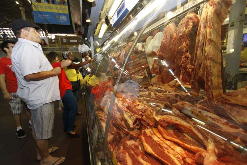 Maior exportação para mercados como o chinês reduz a oferta interna de carne e altas para brasileiros