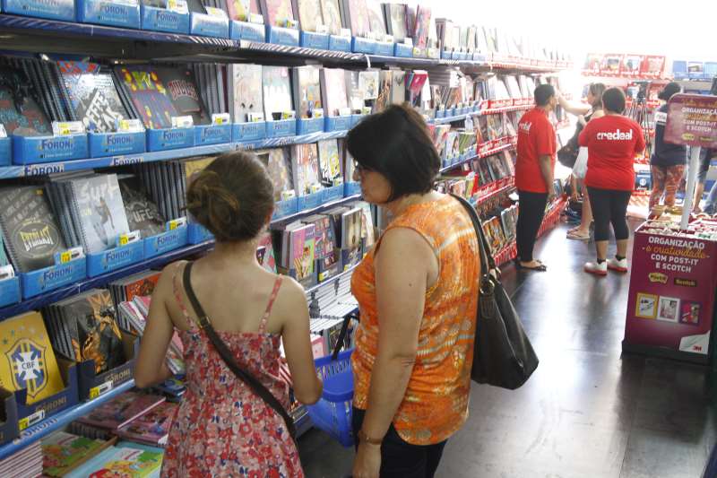 Pesquisa de preço e compra com outros pais podem ajudar na economia
